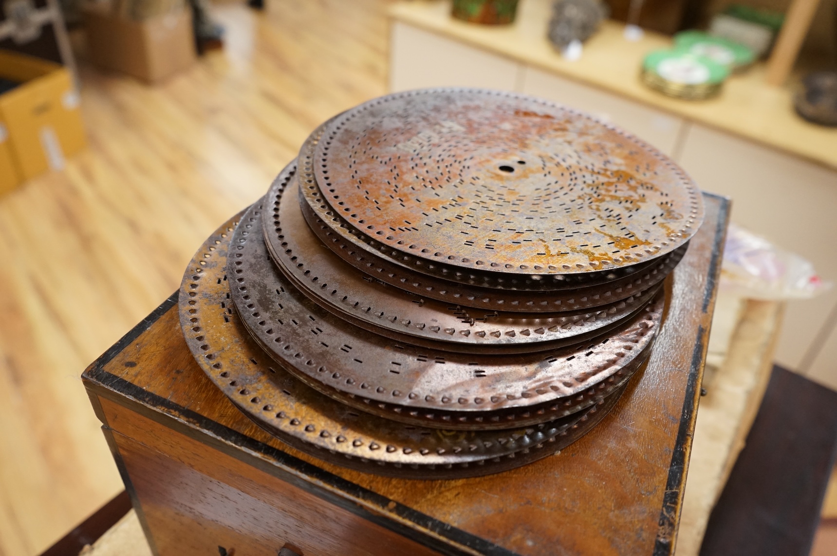 A late 19th century Monopol disc music box in a mahogany case, to play discs 19cm diameter, together with twelve discs, plus an ebonised ‘Chord-Harps’ zither in its original card box with tuning hammer.